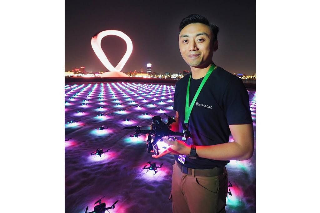 PENGENDALI DRON: Encik Mirza adalah satu-satunya anak Melayu Singapura yang mengendalikan lebih 500 dron setiap malam sepanjang musim Piala Dunia ini. – Foto-foto ihsan MIRZA ARIFFIN ROSLAN