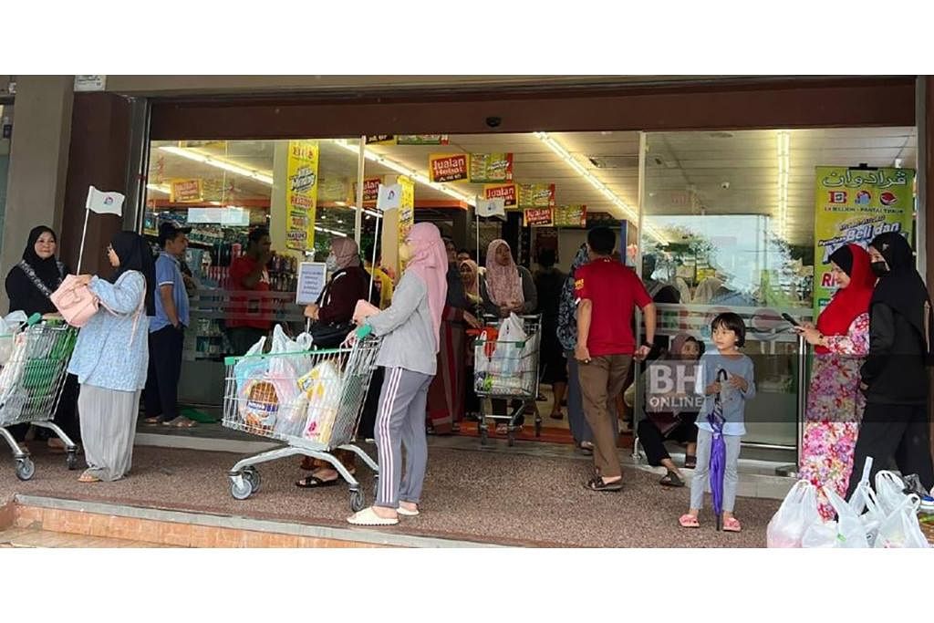 PANTAS BERBELANJA: Penduduk Pasir Mas bergegas membeli barang makanan asas berikutan banjir yang semakin buruk di Kelantan semalam. 