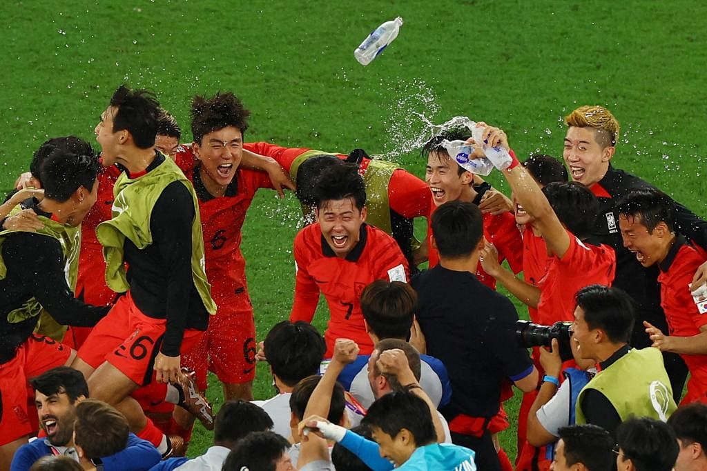 KEJUTAN BESAR: Korea Selatan menumbangkan Portugal. Kapten Korea Son Heung-min bersama teman sepasukan menyambut kemenangan sekali gus menjejak persaingan kalah mati. – Foto REUTERS