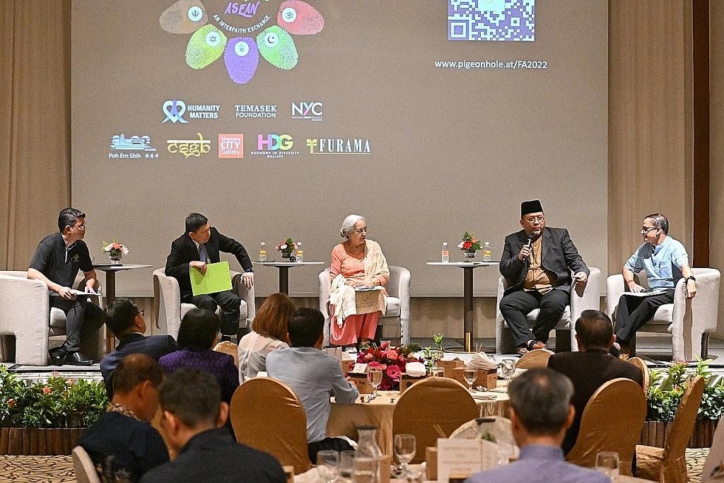 PERKUKUH PERPADUAN: (Dari kiri) Encik Hassan, Dr Lim, Cik Joginder, Ustaz Hannan dan Encik Raja membincangkan tentang sifat inklusif dan idealisme semasa sesi dialog di acara pembukaan program Faithfully Asean tahun ini (FA22). - Foto-foto BH oleh AR