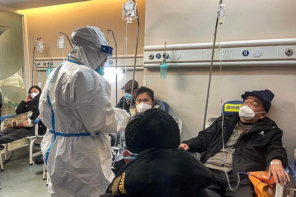 RAWATAN SEGERA: Kelihatan sejumlah pesakit menerima rawatan di sebuah kawasan dalam Klinik Demam di daerah Changning, Shanghai, kelmarin. - Foto AFP