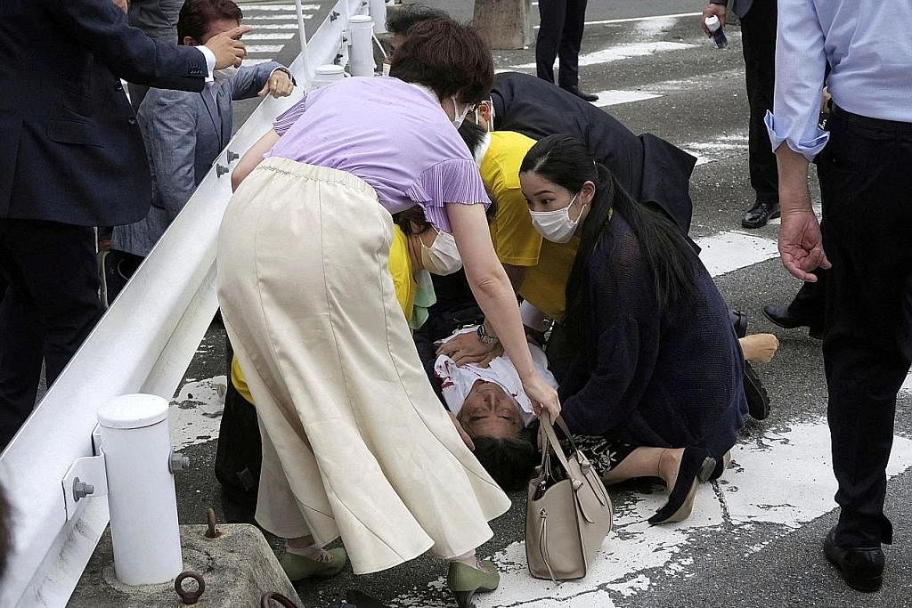 DITEMBAK: Bekas perdana menteri Jepun Encik Shinzo Abe terbaring di atas jalan raya selepas ditembak semasa mengadakan kempen pilihan raya di Nara, barat Jepun. (Gambar sisipan) Encik Shinzo Abe. - Foto-foto Reuters