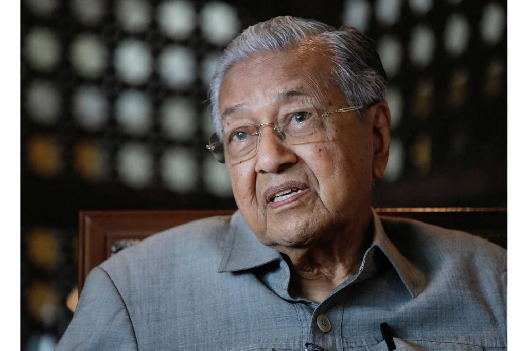 TUDING JARI: Presiden Umno, Datuk Seri Dr Ahmad Zahid Hamidi mendakwa kesediaan mantan perdana menteri Malaysia, Tun Dr Mahathir Mohamad (atas), untuk bekerjasama dengan DAP kemudian adalah sesuatu yang mengejutkan dan mencetuskan bantahan dari beberapa individu dalam parti. - Foto-Foto fail