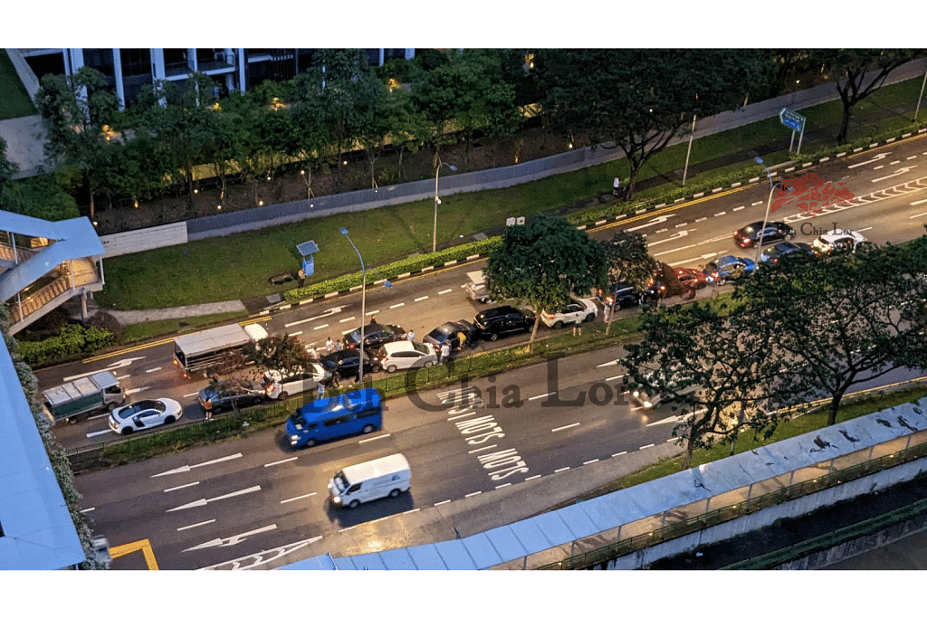 TERSADAI DI JALAN RAYA: Dalam gambar yang disiarkan di 'Beh Chia Lor' - laman Facebook Jalan Raya Singapura - 13 daripada kenderaan itu boleh dilihat tersadai di lorong paling kanan jalan. Satu kenderaan itu pula dilihat di lorong tengah. - Foto BEH CHIA LOR - SINGAPORE ROAD
