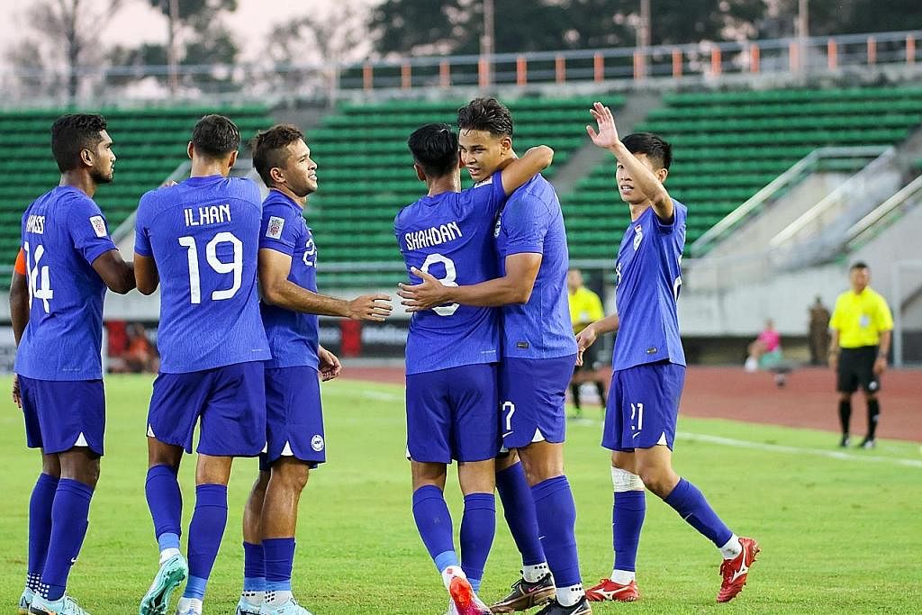 TIDAK MENYAKINKAN: Pasukan Singa meraikan gol jaringan mereka dalam kemenangan 2-0 ke atas Laos Selasa lalu. MENCARI KELEBIHAN: (Dari kiri) Pemain dan jurulatih Vietnam, Bui Tien Dung dan Park Hang-seo; serta jurulatih dan pemain Singapura, Takayuki 