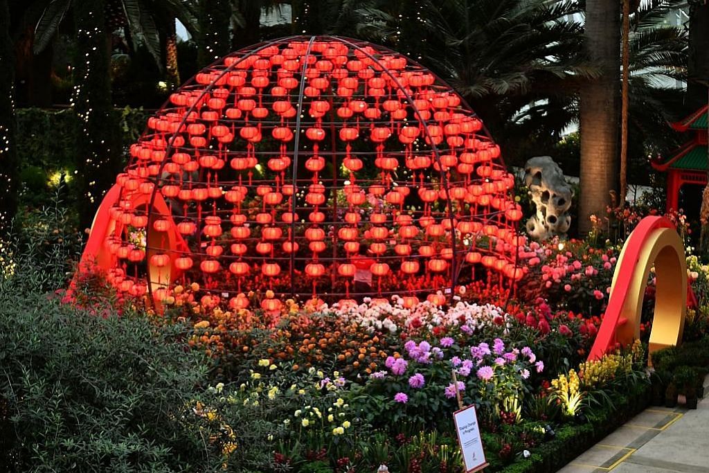Tanglung tarikan utama pameran bunga Gardens by the Bay bagi Tahun Baru Cina