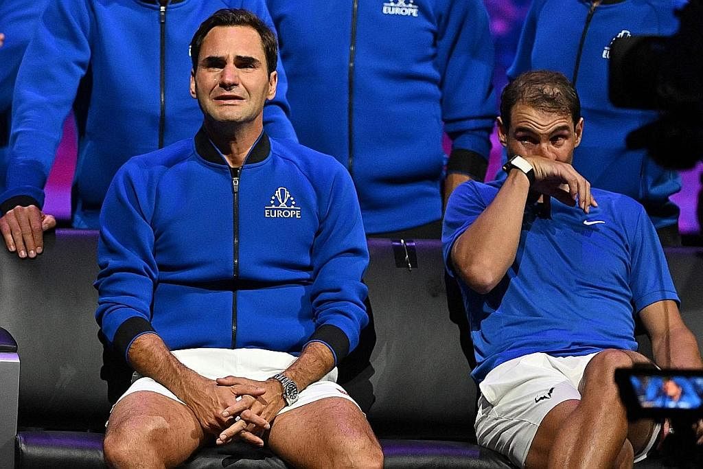 DETIK NOSTALGIA: Legenda tenis, Roger Federer, sebak semasa majlis mengiktiraf kehebatannya di kejohanan terakhir sebelum bersara. Di sebelahnya pesaing dan 'musuh ketat', Rafael Nadal, yang juga tidak dapat menahan air matanya. - Foto AFP PEMAIN HAR