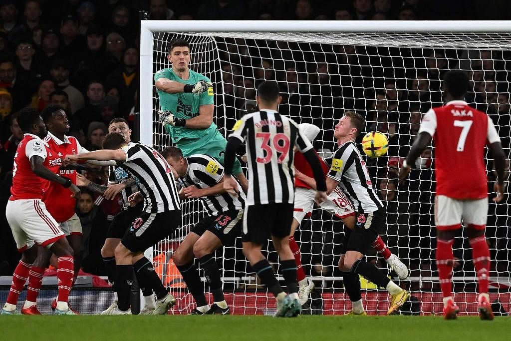 TIDAK DIBOLOSI: Penjaga gol Nick Pope menyelamatkan gawang Newcastle semasa satu serangan oleh Arsenal dalam perlawanan di Stadium Emirates kelmarin. - Foto AFP
