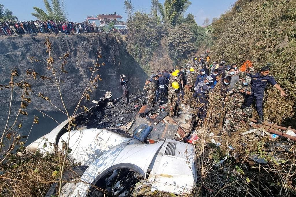 KEMALANGAN: Pasukan penyelamat Nepal berusaha mencari mayat mangsa di lokasi nahas pesawat yang membawa 72 orang di Pokhara di barat Nepal. - REUTERS