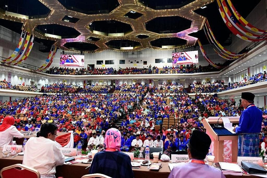 PERHIMPUNAN AGUNG UMNO: Perhimpunan minggu lalu dikatakan telah meleraikan krisis kepimpinan Umno dan memperkukuh kedudukan Datuk Ahmad Zahid. - Foto FACEBOOK ZAHID HAMIDI