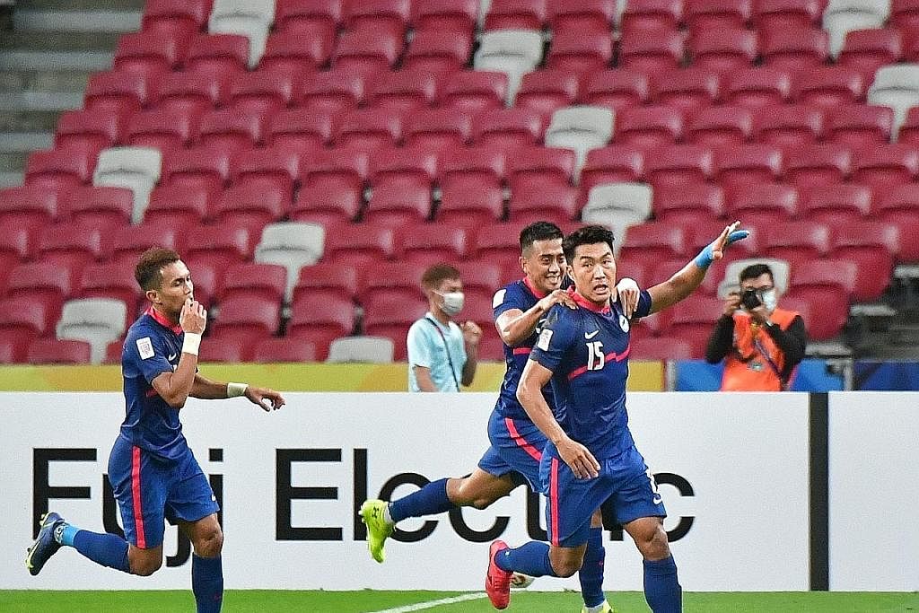 KEMBANG SAYAP: Song (depan) telah menjaringkan tiga gol dalam 16 perlawanan untuk Singapura. - Foto fail
