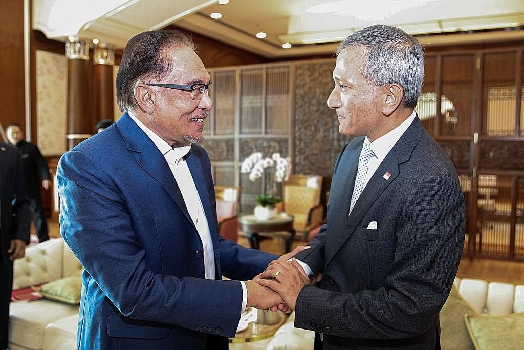 PERERAT HUBUNGAN: Dr Balakrishnan (kanan) bertemu dengan Perdana Menteri Malaysia, Datuk Seri Anwar Ibrahim, dalam usaha mempererat hubungan Singapura dengan kerajaan baru Malaysia yang diterajui Datuk Anwar. - Foto MFA
