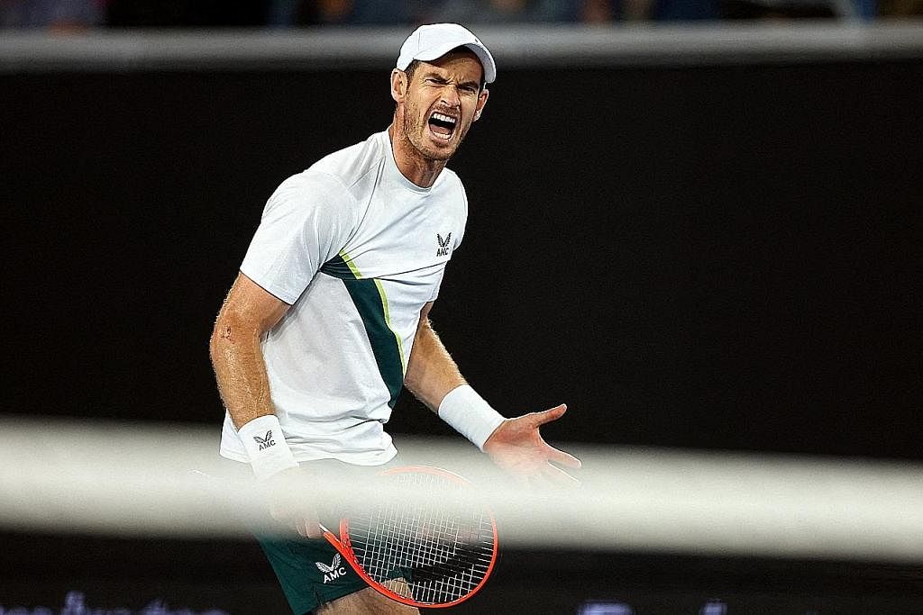 RAI KEMENANGAN: Perlawanan Tenis Terbuka Australia selama lima jam dan 45 minit dan berlarutan hingga 4 pagi semalam ialah yang terpanjang dalam kerjaya Murray. -Foto REUTUERS