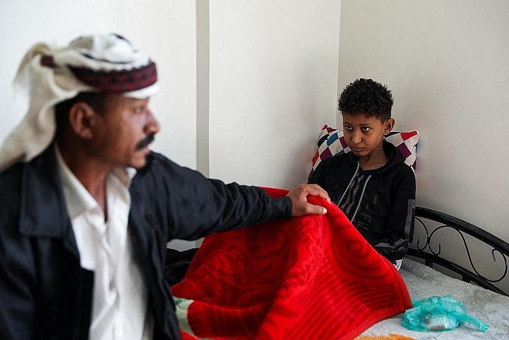 MANGSA PERANG: Seorang kanak-kanak Yaman menghadapi kebuluran serius ekoran kesukaran mendapatkan makanan yang mencukupi.- Foto AFP ENCIK HANS GRUNDBERG: Foto EPA-EFE KASIHANI NASIB ANAK: Encik Ali Jabri (kiri) sedih melihat anaknya Ayoub yang kini d