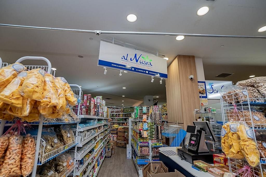 PILIHAN LUAS: Pelanggan Melayu kini mempunyai banyak pilihan di pusat beli-belah Junction 9, antara kedai yang menyediakan produk dan khidmat halal serta khusus masyarakat Islam termasuk Bakz & Cakz (gambar bawah, kiri) dan Al Nusra (gambar bawah, ka