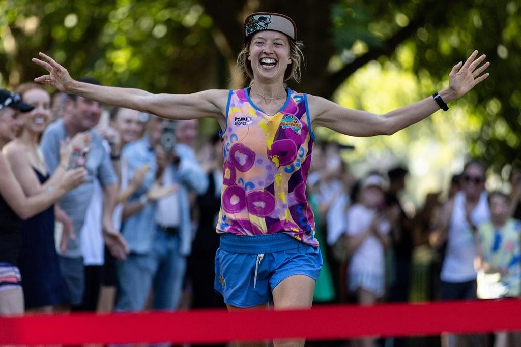 PENCAPAIAN: Cik  Erchana  Murray-Bartlett  melintasi garis  tamat Melbourne  Australia sekali  gus mencatat  Rekod Dunia  Guiness bagi larian  maraton terbanyak  berturut-turut oleh  seorang wanita. –  Foto EPA-EFE