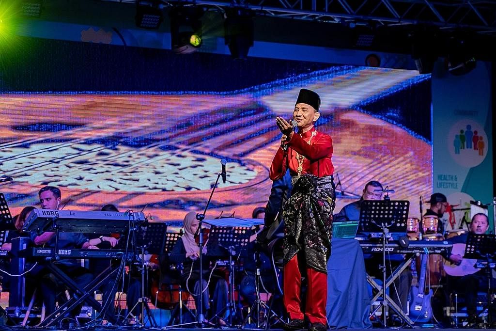 RANCAK BERTENAGA: Rudy Djoe (tengah) dan pemain genderang Bloco Singapura menghiburkan ramai menerusi lagu Kopi Dangdut. - Foto-foto BH oleh NUR DIYANA TAHA IKON MUZIK: Rahimah Rahim dan Zubir Abdullah, dua ikon muzik Singapura juga membuat persembah