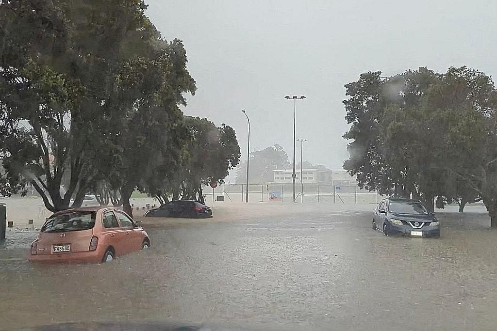 RUMAH ROBOH: Kesan daripada hujan lebat yang berterusan menyebabkan rumah roboh dan menghempap beberapa kenderaan. SEKAT PERJALANAN: Hujan lebat mengakibatkan jalan raya dibanjiri air dan mengganggu perjalanan di Auckland. - Foto- foto REUTERS