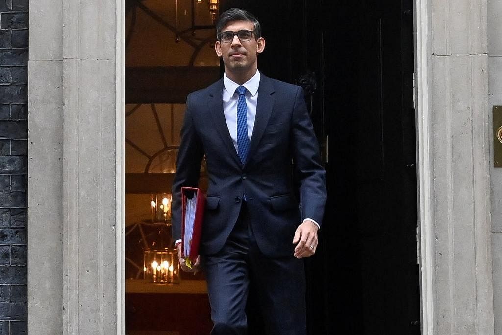 PM BRITAIN: Encik  Sunak berjalan  keluar dari pejabat  perdana menteri di  10, Downing Street,  di London.