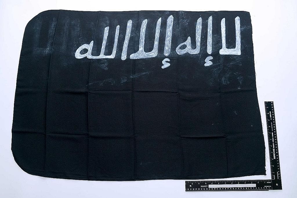 BUAT RANCANGAN: Muhammad Irfan Danyal Mohamad Nor (kiri) diberkas di bawah ISA Disember lalu. (Gambar sisipan atas) Bendera ISIS buatan sendiri yang dibuat Irfan Danyal. (Gambar sisipan bawah) Irfan Danyal rancang ambil video dirinya melakukan bai'ah