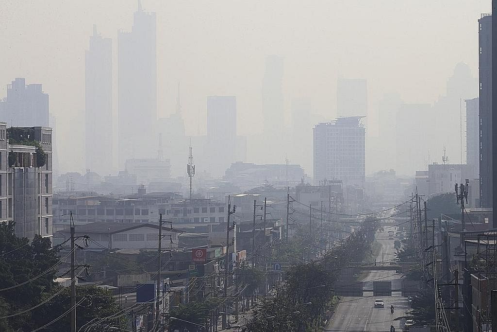 TIDAK SIHAT: Paras debu tidak sihat di Bangkok dijangka berterusan hingga hari ini. Ia dek keadaan udara yang tidak beredar dan pembakaran kawasan pertanian dan hutan. - Foto EPA-EFE