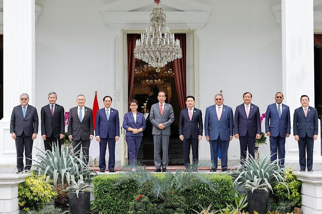 HOS MESYUARAT MENTERI ASEAN: Presiden Joko Widodo bersama Menteri Luar Retno Marsudi (enam dan tujuh dari kanan)bergambar bersama menteri luar negara Asean di Istana Merdeka di Jakarta, sebelum Rahat Menteri Luar Asean hari ini. - Foto AFP