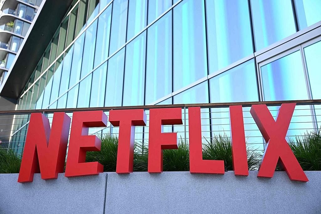 LANGKAH BARU: Netflix sedang berusaha mencegah pemilik akaun daripada berkongsi kata lauan khidmat itu dengan orang lain demi mengatasi cabaran persaingan sengit dalam khidmat penstriman video dan menambah bilangan pelanggannya. - Foto AFP
