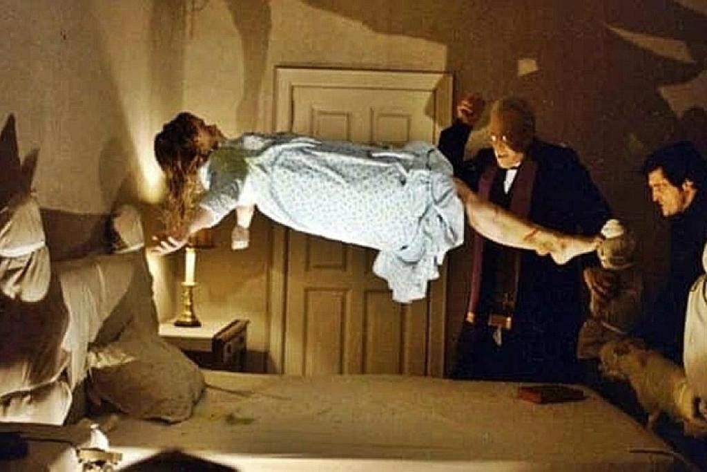 ADA YANG PENGSAN!: 'The Exorcist' dianggap sebagai antara filem klasik paling menyeramkan dengan babak halau syaitan turut membuatkan sesetengah penonton dilanda histeria mahupun pengsan sehingga perlu dirawat paramedik. - Foto WARNER BROS