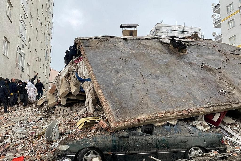 HARAP-HARAP ADA YANG SELAMAT: Orang ramai menghulurkan bantuan mencari mangsa yang terperangkap dalam runtuhan bangunan di wilayah Diyarbakir di Turkey susuli gempa kuat semalam. - Foto REUTERS