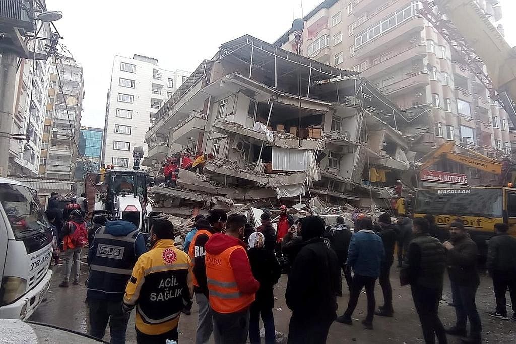 CARI MANGSA RUNTUHAN BANGUNAN: Pegawai penyelamat menjalankan operasi mencari mangsa di salah sebuah bangunan yang runtuh di wilayah Diyarbakir, di tenggara Turkey, menyusuli gempa bumi sekuat 7.8 magnitud yang melanda negara itu dan juga barat daya 