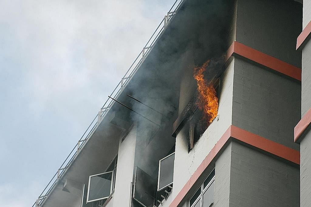 ASAP TEBAL: Satu kebakaran berlaku di tingkat 13, Blok 2, Kitchener Road sekitar 11 pagi semalam. - Foto ST
