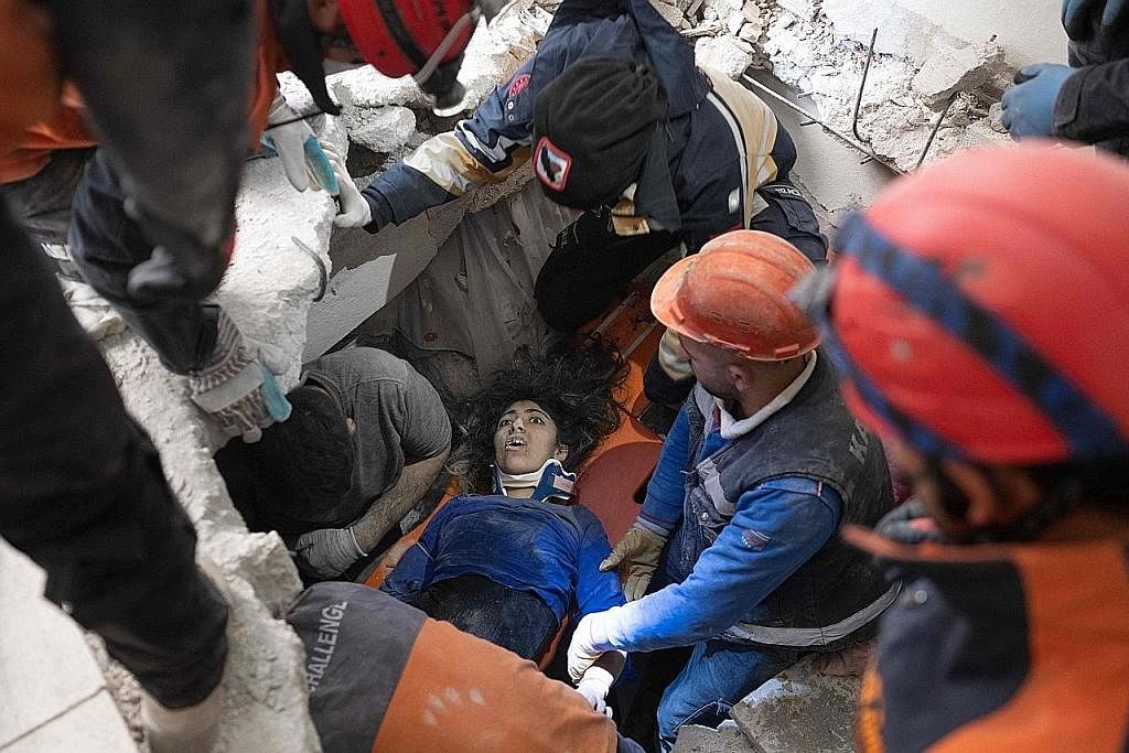 USAHA BERHASIL: Anggota kecemasan menjalankan operasi menyelamatkan seorang remaja, Melda Adtas, 16 tahun, yang ditemui terperangkap di bawah runtuhan bangunan di Hatay, selatan Turkey, kelmarin, dan mengambil masa lima jam untuk menariknya keluar. -