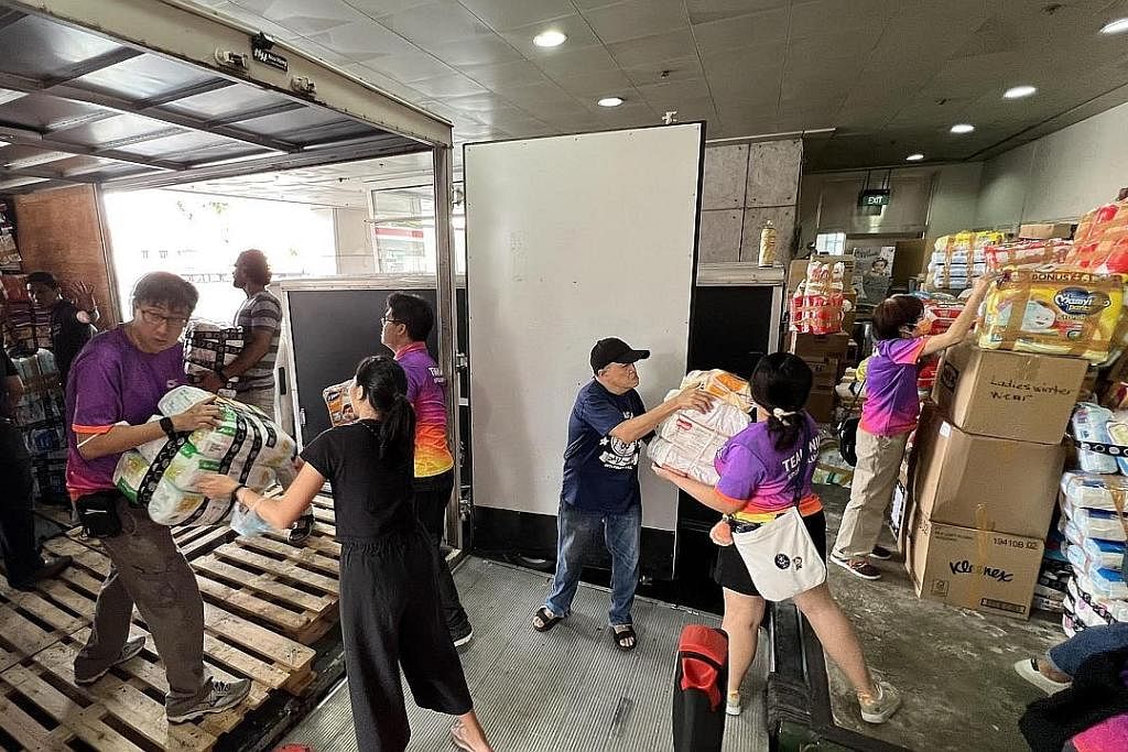 HULUR BANTUAN: Seramai 80 relawan Team Nila Majlis Sukan Singapura membantu menyusun barangan yang disumbangkan orang ramai kepada Kedutaan Turkey di Singapura untuk mangsa gempa bumi di Turkey dan Syria. - Foto MAJLIS SUKAN SINGAPURA