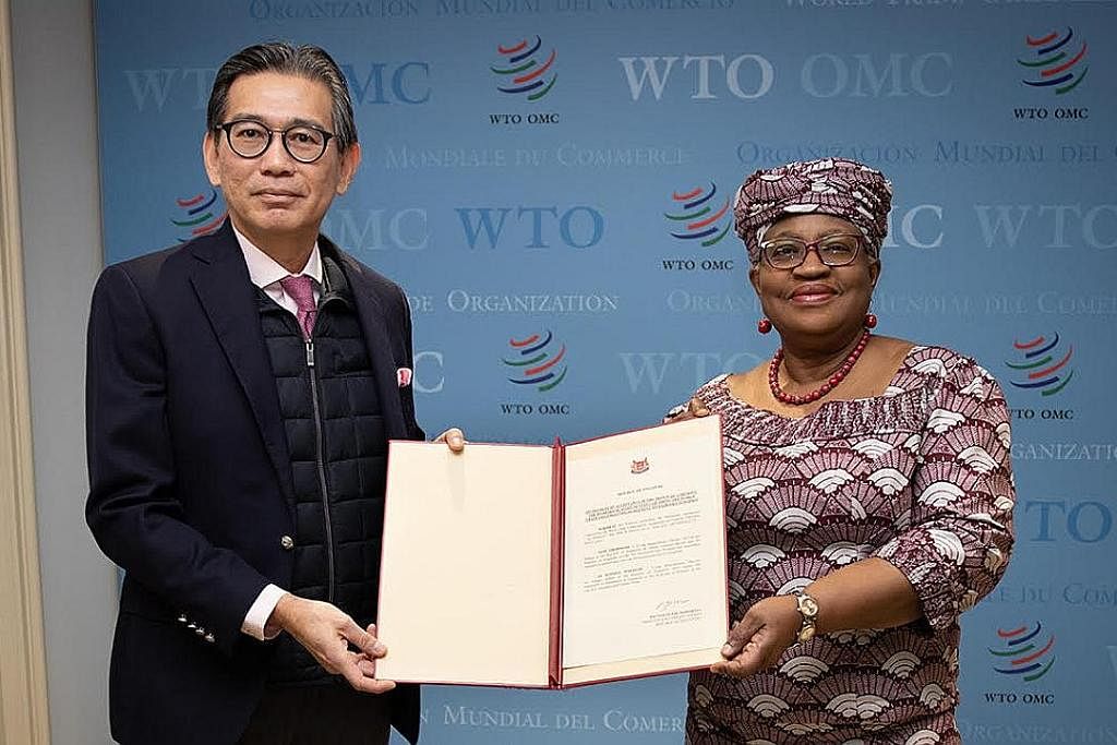 LINDUNGI LAUTAN DUNIA: Duta Tan Hung Seng (kiri) dan Ketua Pengarah WTO, Cik Ngozi Okonjo-Iweala. - Foto WTO