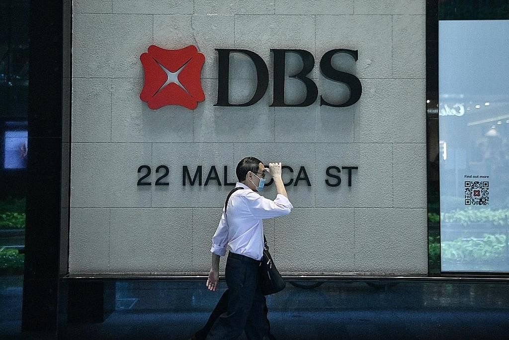MELONJAK: Keuntungan bersih DBS Group Holdings berjumlah $2.34 bilion pada suku terakhir, melonjak 69 peratus daripada $1.39 bilion setahun lalu. - Foto fail