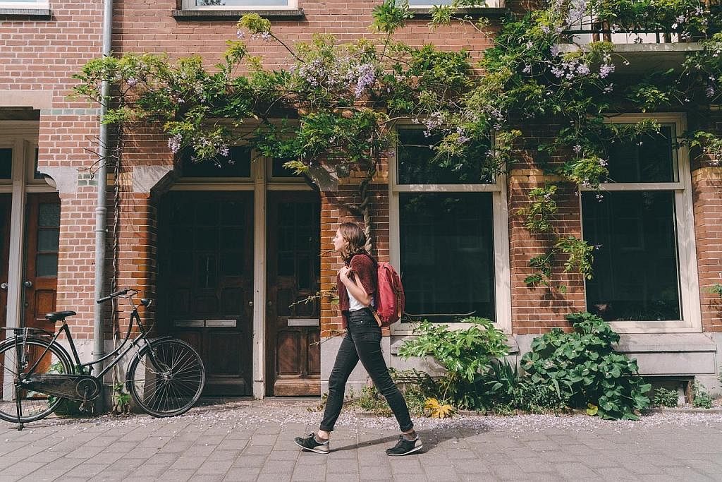 TIMBUL MASALAH BAGI PENDUDUK SETEMPAT: Sejak Julai 2020, kerajaan Belanda telah melaksanakan larangan ke atas penyewaan Airbnb di tiga daerah di Amsterdam. - Foto ISTOCKPHOTO