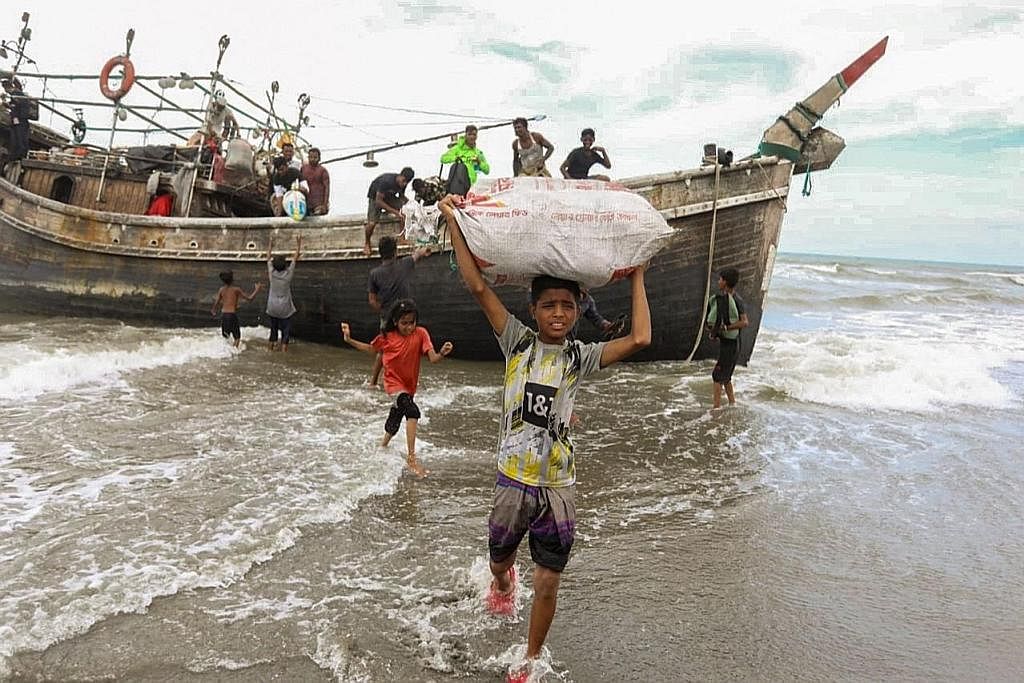 PELARIAN DARI ROHINGYA: Bot kayu yang membawa pelarian dari Rohingya mendarat di pantai di Aceh pada Khamis. Lebih 3,500 orang Rohingya cuba menyeberangi laut pada 2022, satu peningkatan besar berbanding sekitar 700 pada 2021, kata PBB. - Foto AFP