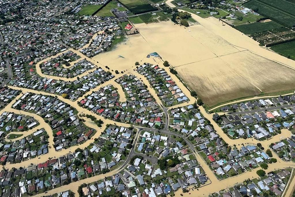 DITENGGELAMI AIR: Gambar yang diambil dari udara menunjukkan kawasan Hawke's Bay ditenggelami air selepas bencana Taufan Gabrielle. - Foto-foto AFP