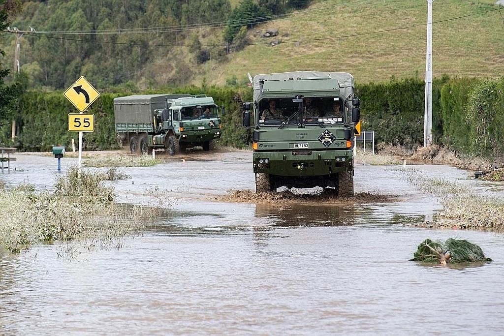 BANTUAN: Trak tentera harus meredah banjir dalam perjalanan menyampaikan bantuan berhampiran bandar Napier, New Zealand.