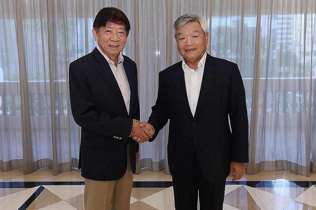 BINCANG KERJASAMA: Encik Khaw Boon Wan (kiri) dan Encik Naotoshi Okada berbincang mengenai kerjasama, termasuk projek yang akan dimulakan SPH Media dengan Handshakes oleh DC Frontiers. - Foto BT
