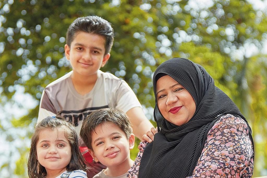 DIBERI PELUANG HIDUP: Cik Raziah Begum Alamgir bersama anak-anaknya (dari kiri) Alesha Fatima, tiga tahun, Muhammad Farhaan, 12 tahun, dan Muhammad Faheem, lapan tahun. - Foto-foto HOSPITAL UNIVERSITI SINGAPURA (NUH) KEMBALI SEKOLAH SELEPAS PEMBEDAHA