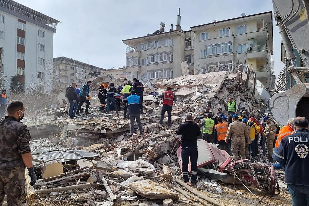 PUING GEMPA: Pasukan penyelamat menjalankan gerakan mencari di antara runtuhan bangunan di daerah Yesilyurt di Malatya pada 27 Februari 2023 selepas gempa bumi berukuran 5.6 magnitud melanda timur Turkey, membunuh seorang dan mencederakan berpuluh-pu