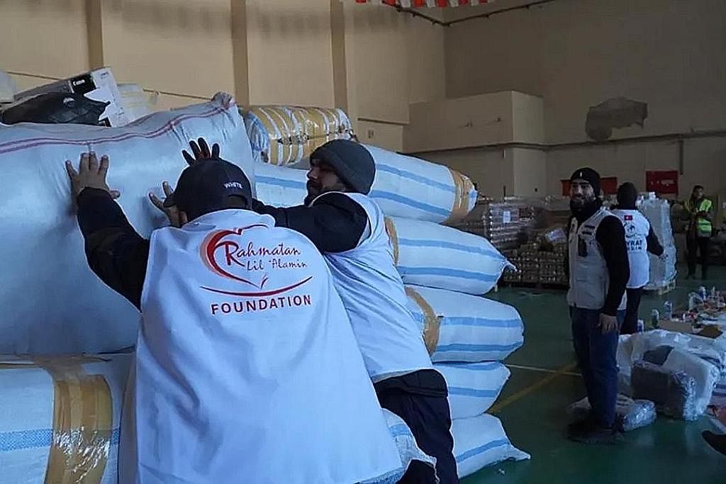BANTU MANGSA: RLAF menyerahkan dana sebanyak $1 juta yang telah dikumpul kepada pertubuhan bukan pemerintah (NGO) di Turkey, Hayrat Yardim, bagi keperluan mangsa gempa. - Foto HAYRAT YARDIM