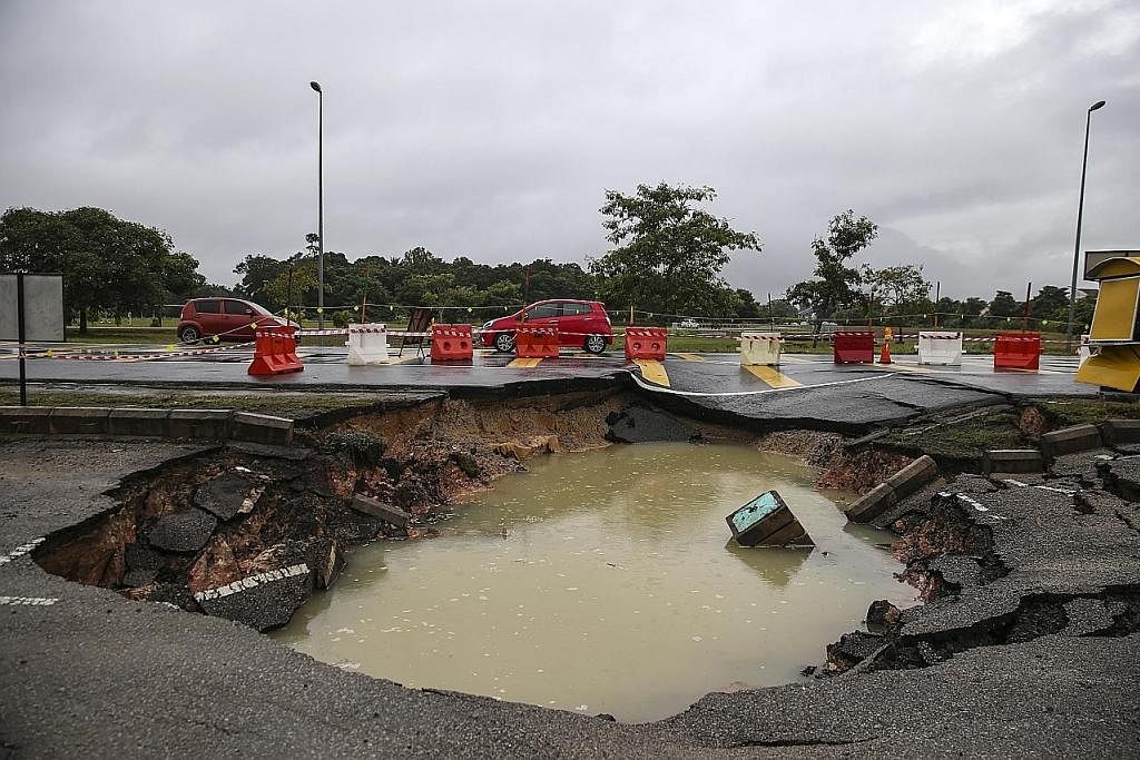 ANGKARA BANJIR: Sebuah rumah ditenggelami hampir sepenuhnya oleh air banjir yang melanda daerah Segamat di Johor pada Jumaat. Banjir juga menyebabkan beberapa jalan di bandar itu rosak. - Foto-foto EPA-EFE