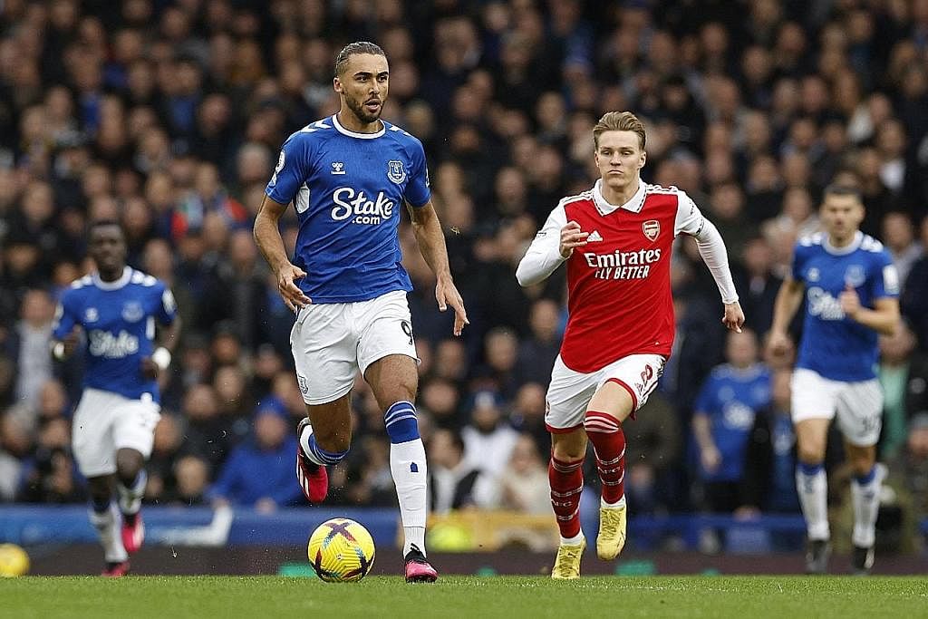 MUNGKIN GIGIT JARI: Everton bertandang ke Nottingham tanpa penyerang utama, Dominic Calvert-Lewin (kiri). - Foto REUTERS