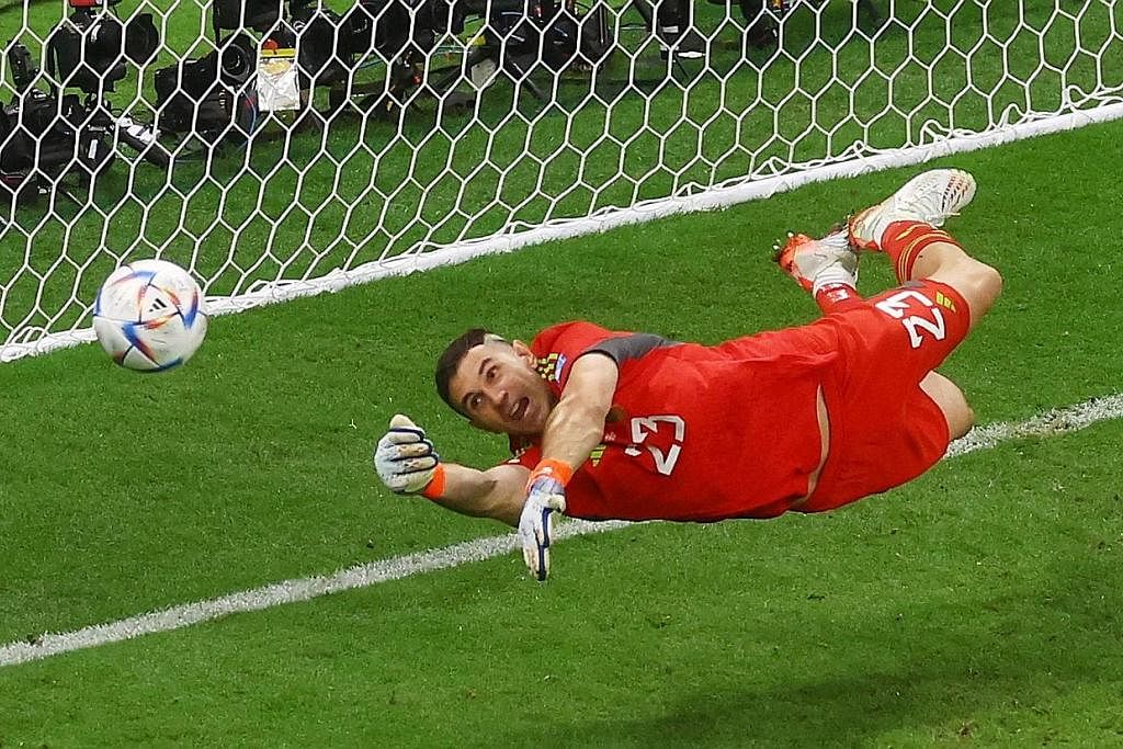 MARTINEZ TUNJUK HANDAL: Selamatkan penalti kapten Belanda Virgil van Dijk dalam Piala Dunia Qatar (kiri) dan beraksi mengawal gawang Aston Villa di Liga Perdana England. - Foto-foto REUTERS