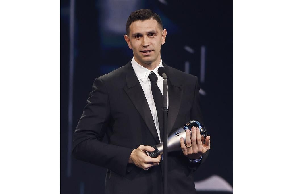 ANUGERAH SILIH BERGANTI - PENJAGA GOL LELAKI TERBAIK: Emiliano Martinez, menerima Anugerah Penjaga Gol Lelaki Terbaik Fifa 2022 pada 27 Februari 2023. – Foto EPA-EFE