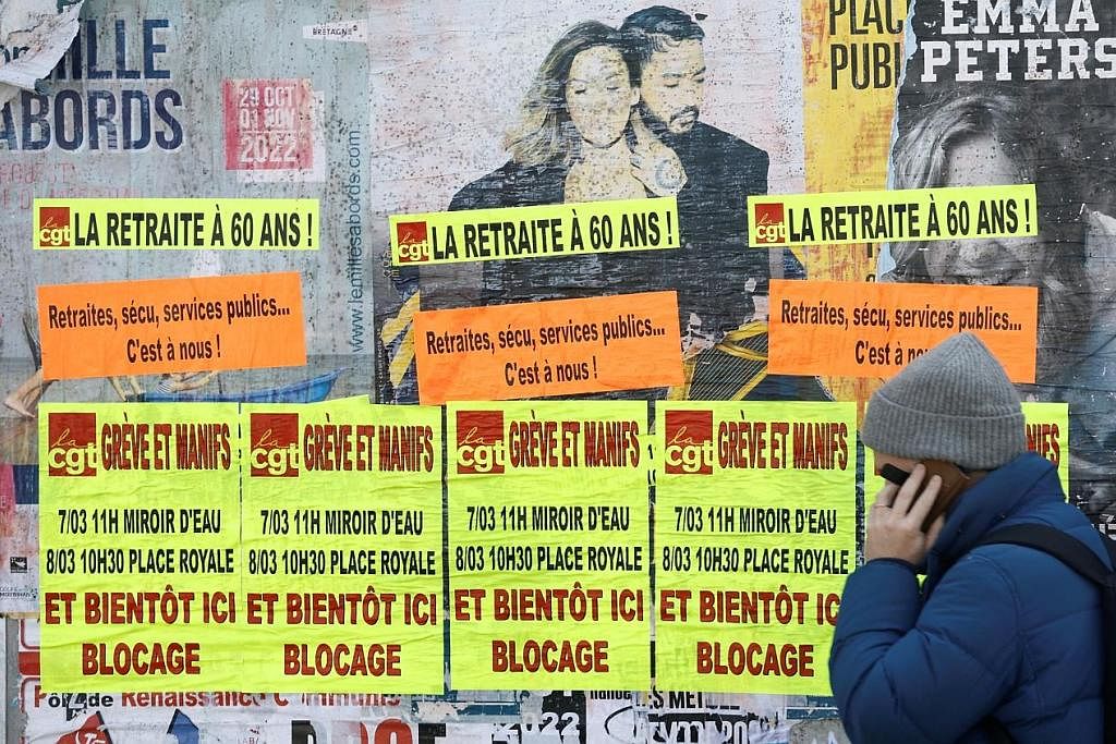 BANTAH PEKERJA: Poster slogan 'Bersara pada 60 tahun' kesatuan CGT menyeru pekerja mogok dan tunjuk perasaan membantah pembaharuan sistem pencen pemerintah Perancis di Bouguenais, dekat Nantes, pada 3 Mac. - Foto REUTERS