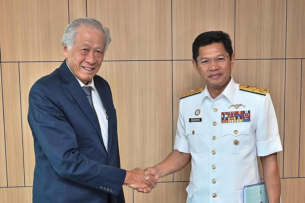 PERKUKUH HUBUNGAN: Laksamana Datuk Abdul Rahman Ayob bertemu Dr Ng Eng Hen (kiri) dan membincangkan kerjasama pertahanan mengenai cabaran keselamatan di rantau ini. Laksamana Rahman memeriksa kawalan kehormatan di Kementerian Pertahanan sebelum berte
