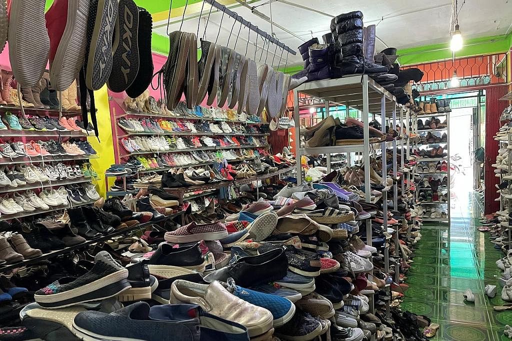 IMPORT SECARA HARAM: Kasut-kasut yang terpakai dijual di sebuah kedai kasut di Batam yang sepatutnya dihantar ke Singapura untuk projek kitar semula. - Foto REUTERS